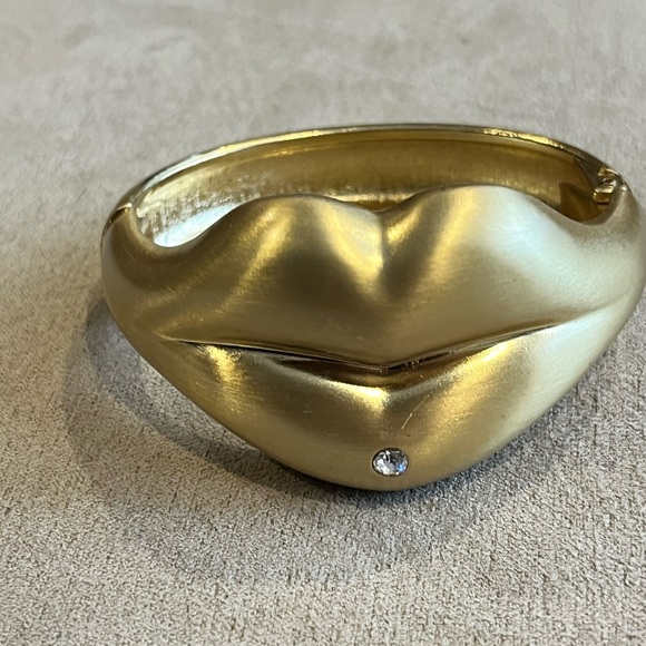 Jewelry - NWOT gold and rhinestone Hot Lips clamper hinged bracelet